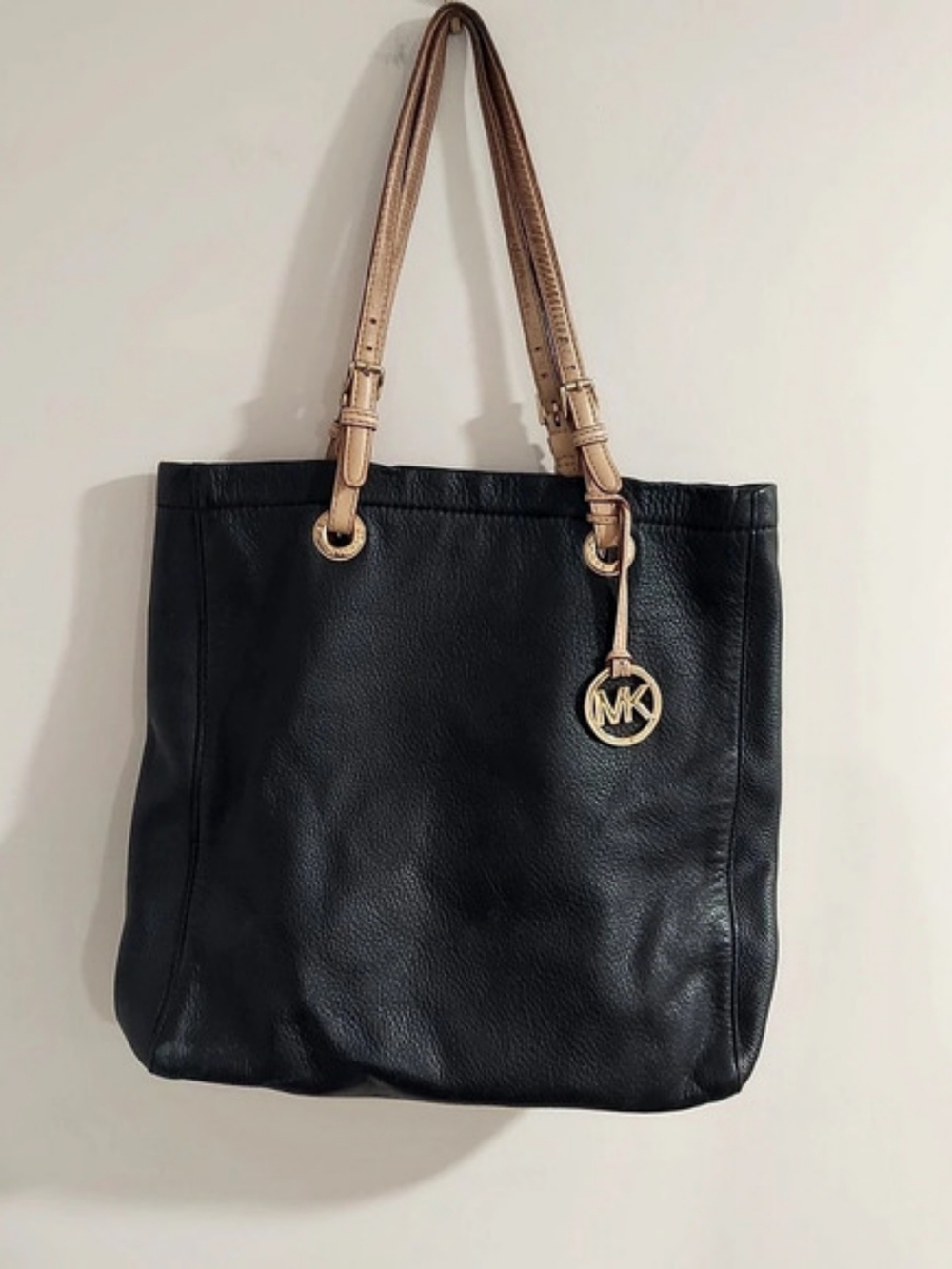 Michael Kors Jet Set Travel grommet leather tote Black & Pink